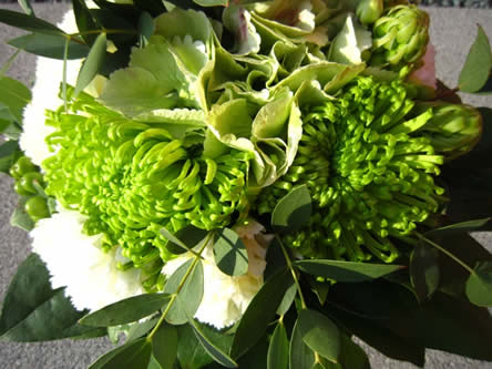 zelf bloemstukje maken met wit-groene tinten